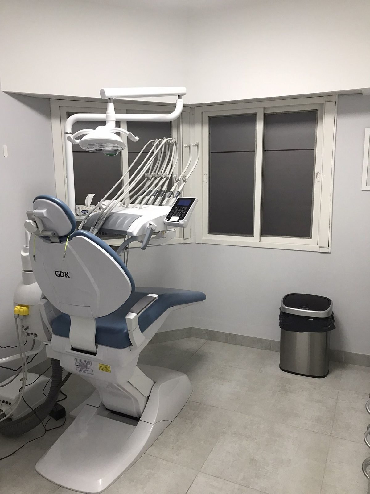 Consultorio odontológico de la dentista en Azul con sillón dental moderno