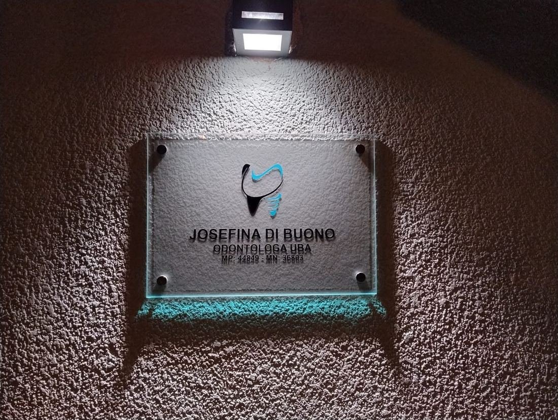 Placa profesional de la Dra. Josefina Di Buono, odontóloga UBA, en Azul